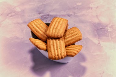 Bir kase dikdörtgen tereyağlı kurabiye.