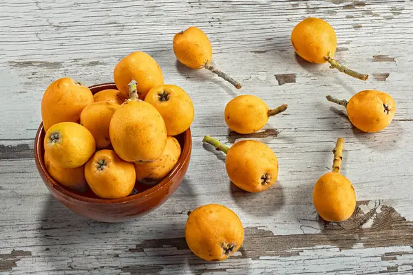 Köy tahtasında bir kase taze loquat.