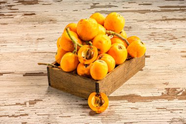 Kırsal ahşap bir kutuda loquats