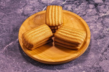 Tahta tabakta bir yığın dikdörtgen kurabiye.