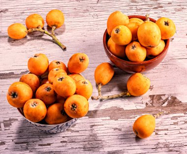 Kırsal masada seramik kaselerde taze lokuatlar.