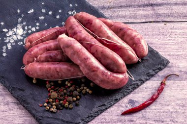 Kaba tuz ve kırmızı biberli domuz sosisi.