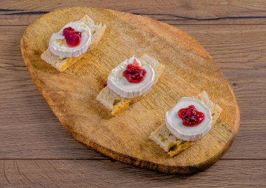 Ahududu reçelli keçi peynirli tost.