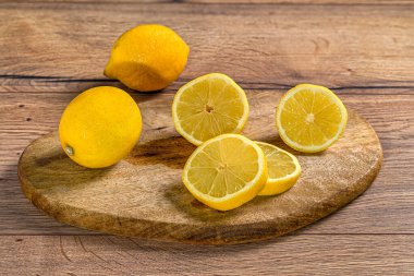 Tahta Tahtada Taze ve Dilimlenmiş Limonlar