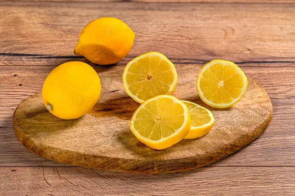 Tahta Tahtada Taze ve Dilimlenmiş Limonlar