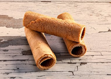 Kırsal masada üç gevrek gofret.