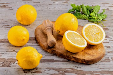 Tahtada limon ve nane.