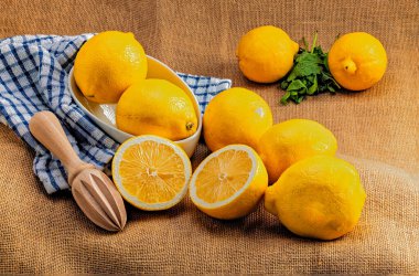 Çuval Arkaplanda Naneli Taze Limonlar