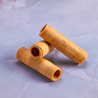 Küçük kompozisyonda tatlı ekmek ruloları