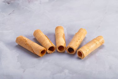 Gri mermerde gevrek gofret ruloları