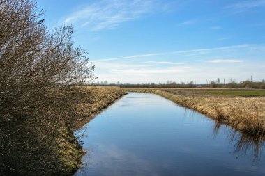 Tarımsal alanlar arasındaki sulama kanalı