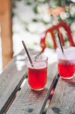 Yazın verandada bir çift parlak, taze kuyruk kuyruğu. Tatilin tadı. 