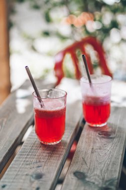 Yazın verandada bir çift parlak, taze kuyruk kuyruğu. Tatilin tadı. 