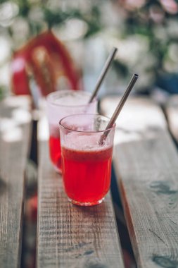 Yazın verandada bir çift parlak, taze kuyruk kuyruğu. Tatilin tadı. 