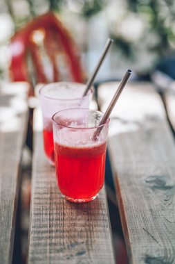 Yazın verandada bir çift parlak, taze kuyruk kuyruğu. Tatilin tadı. 