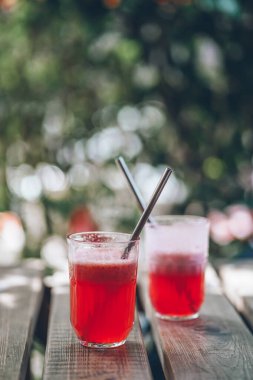 Yazın ahşap masada parlak, taze kuyruk kuyrukları. Tatilin tatlı tadı. 