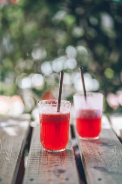 Yazın ahşap masada parlak, taze kuyruk kuyrukları. Tatilin tatlı tadı. 