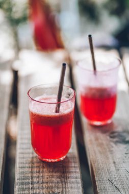 Yazın verandada bir çift parlak, taze kuyruk kuyruğu. Tatilin tadı. 