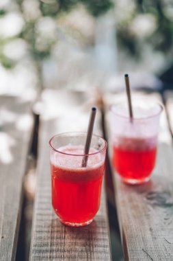 Yazın ahşap masada parlak, taze kuyruk kuyrukları. Tatilin tatlı tadı. 