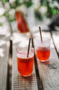 Yazın ahşap masada parlak, taze kuyruk kuyrukları. Tatilin tatlı tadı. 