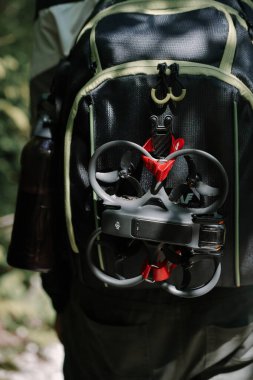 Yürüyüş sırasında sırt çantasındaki İHA 'lar
