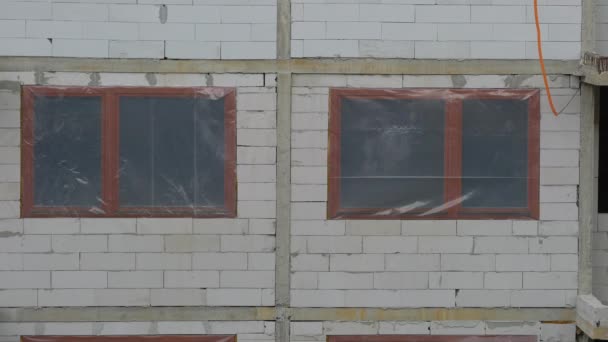 Bauarbeiten Platzierung Von Fenstern — Stockvideo