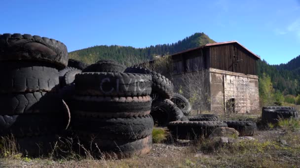 旧的废弃建筑 有一堆旧的旧轮胎 — 图库视频影像