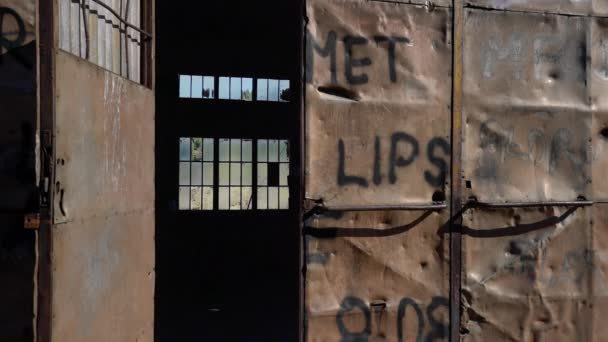 Viejo Edificio Industrial Abandonado — Vídeo de stock