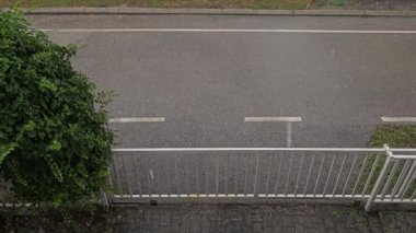 Sokakta yağmur yağıyor, ön kapıda.