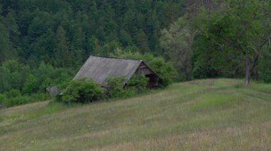 Dağda terk edilmiş eski bir ahır