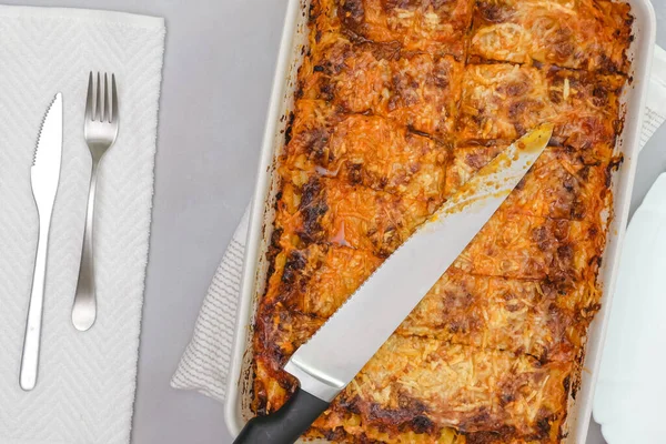 Frisch Gebackene Rindfleisch Lasagne Auflaufform Hautnah Auf Küchentisch Flach Gelegt — Stockfoto