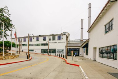 Monterey, California, ABD - 31 Ekim 2022. Monterey Körfezi Akvaryumu, tarihi Cannery Row 'un okyanus kıyısında. Sokak görünümü