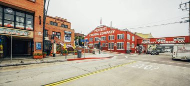 Monterey, California, ABD - 31 Ekim 2022. Monterey şehir merkezinde tarihi Cannery Row, California, sokak manzarası