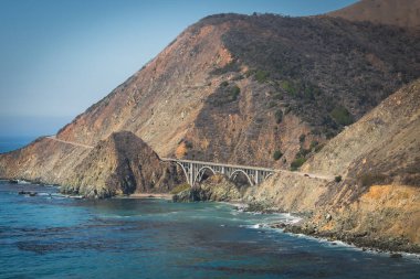 Big Sur, California Merkez Sahili. Bixby Creek Köprüsü manzarası, Pasifik kıyısı boyunca dağlar ve okyanus manzarası.