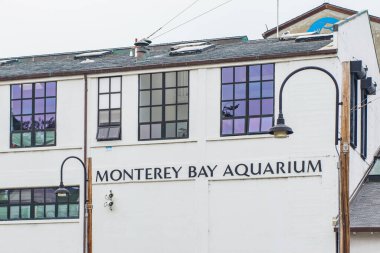 Monterey, California, ABD - 30 Ekim 2022. Monterey Körfezi Akvaryumu, tarihi Cannery Row 'un okyanus kıyısında..