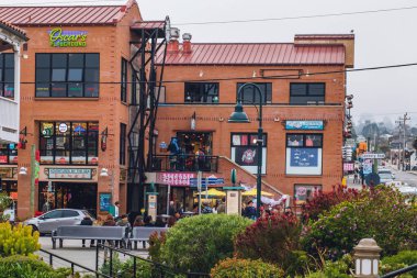 Monterey, California, ABD - 30 Ekim 2022. John Steinbeck Plaza, Monterey 'deki Cannery Row' da yer almaktadır. Dükkanlar, galeriler, hediyelik eşya dükkanları, sokak manzarası.