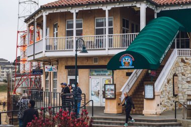 Monterey, California, ABD - 30 Ekim 2022. John Steinbeck Plaza, Monterey 'deki Cannery Row' da yer almaktadır. Dükkanlar, galeriler, hediyelik eşya dükkanları, sokak manzarası.