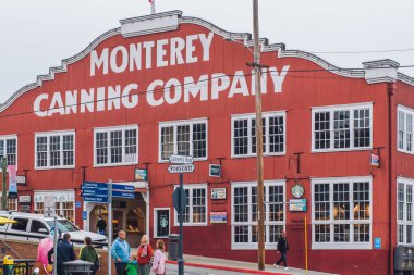 Monterey, California, ABD - 30 Ekim 2022. Monterey Canning Şirketi tarihi Cannery Row 'da, Monterey, California şehir merkezinde.
