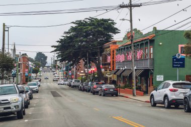 Monterey, California, ABD - 30 Ekim 2022. Monterey, Kaliforniya. Sokak manzarası, mimari, trafik ve Monterey selvi ağaçları