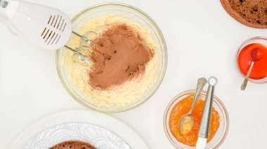 Tereyağlı kremayla kakao tozunu karıştırıyorum. Adım adım çikolatalı kek tarifi, mutfak masasındaki malzemeleri kapat, düz uzan.