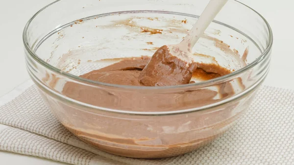 Συνταγή Κέικ Σοκολάτας Ανακατεύοντας Μείγμα Κέικ Ένα Γυάλινο Μπολ Κλείσιμο — Φωτογραφία Αρχείου