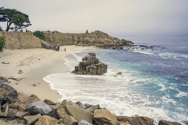Monterey, California, ABD - 31 Ekim 2022. Pasifik Korusu 'ndaki Aşıklar Noktası parkı ve plajı. Peyzaj manzaralı parklar piknik, balık tutmak, yüzmek için kullanılır.