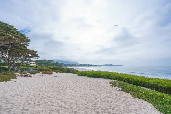 カーメルビーチ 広い白い砂浜 カーメルビーチはカリフォルニアの中部海岸で最も象徴的なスポットの1つです — ストック写真