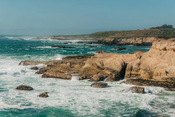 Rotsachtige Kliffen Bij Oceaan Uitzicht Vanaf Rotsen Prachtige Dramatische Zeegezicht — Stockfoto