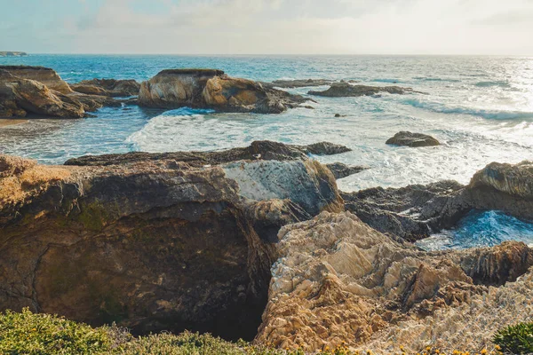 加利福尼亚州中央海岸洛斯奥索斯蒙大拿州立公园的岩石悬崖和壮观的海洋景观 — 图库照片