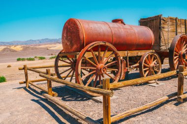 Death Valley, CA, ABD - 15 Nisan 2021 20 Mule Team Borax konvoyu tarihi Harmony Borax Works bölgesinde Ölüm Vadisi Ulusal Parkı, Kaliforniya