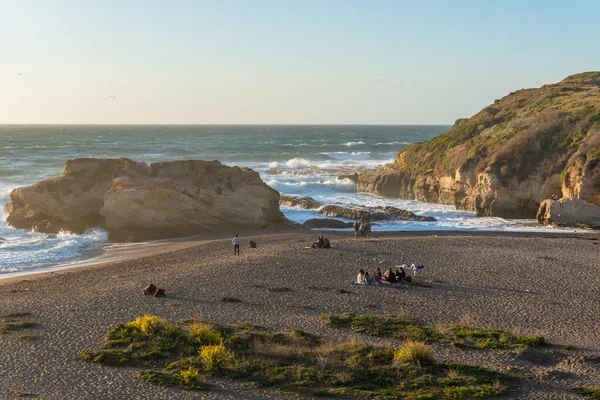 米国カリフォルニア州モンタナ 2021年3月6日 景色を楽しむ人々とロッキー崖 太平洋とビーチ カリフォルニア州モンタナ オロ中部海岸 — ストック写真