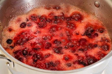 Kızılcık sosu tarifi. Sıcak sos yakın planda.