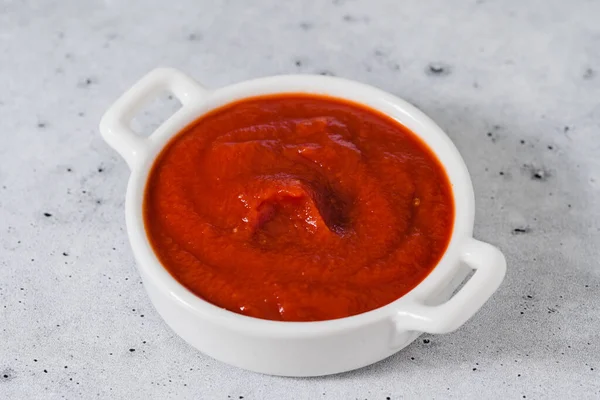 Ketchup Bowl Close Kitchen Table Copy Space — Stock Photo, Image