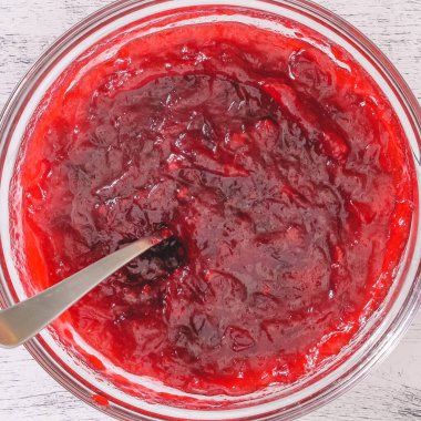 Kavanozda kızılcık sosu, yukarıdan yakından görüntü, kare görüntü.